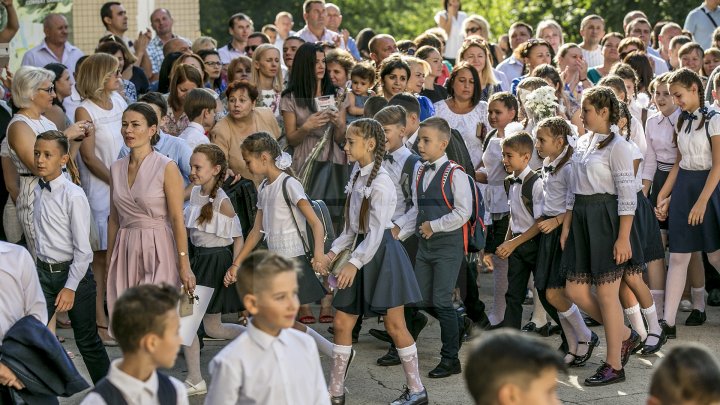 Început de an şcolar cu flori şi zâmbete! Copiii care au păşit pentru prima dată pragul şcolii au avut EMOŢII DE NEDESCRIS (FOTOREPORT)