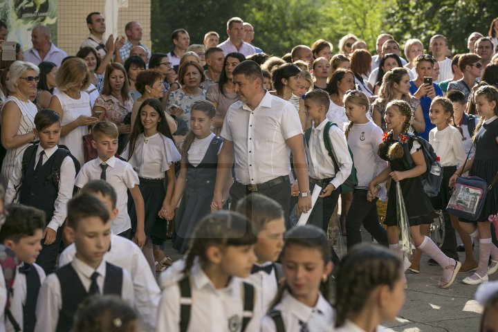 Început de an şcolar cu flori şi zâmbete! Copiii care au păşit pentru prima dată pragul şcolii au avut EMOŢII DE NEDESCRIS (FOTOREPORT)