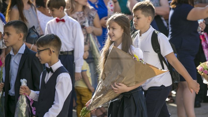 Început de an şcolar cu flori şi zâmbete! Copiii care au păşit pentru prima dată pragul şcolii au avut EMOŢII DE NEDESCRIS (FOTOREPORT)