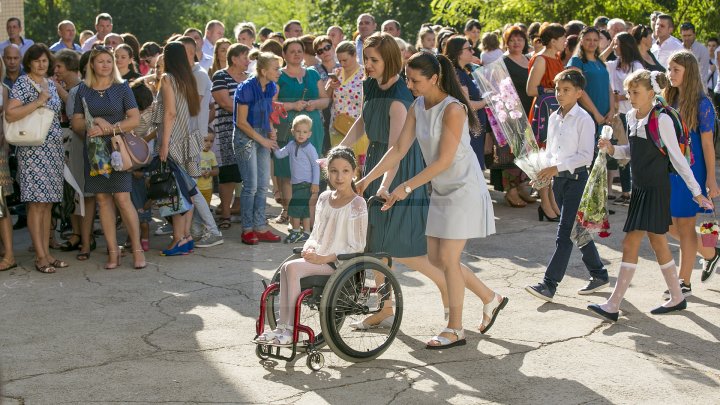 Început de an şcolar cu flori şi zâmbete! Copiii care au păşit pentru prima dată pragul şcolii au avut EMOŢII DE NEDESCRIS (FOTOREPORT)