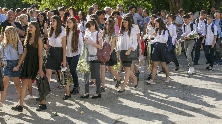 Început de an şcolar cu flori şi zâmbete! Copiii care au păşit pentru prima dată pragul şcolii au avut EMOŢII DE NEDESCRIS (FOTOREPORT)