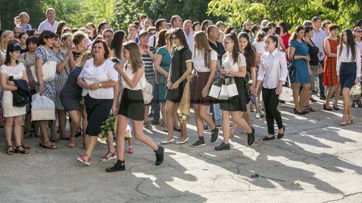 Început de an şcolar cu flori şi zâmbete! Copiii care au păşit pentru prima dată pragul şcolii au avut EMOŢII DE NEDESCRIS (FOTOREPORT)