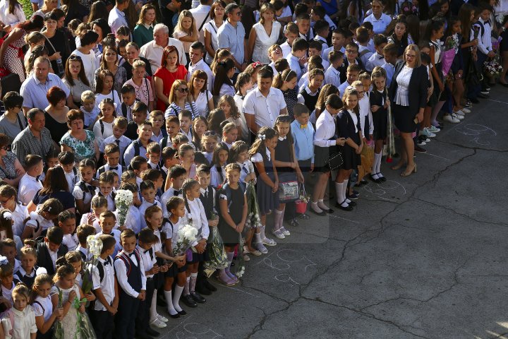 Început de an şcolar cu flori şi zâmbete! Copiii care au păşit pentru prima dată pragul şcolii au avut EMOŢII DE NEDESCRIS (FOTOREPORT)