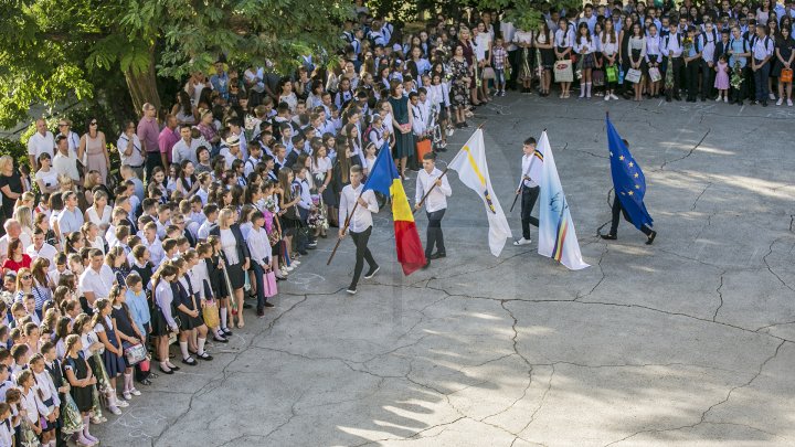 Început de an şcolar cu flori şi zâmbete! Copiii care au păşit pentru prima dată pragul şcolii au avut EMOŢII DE NEDESCRIS (FOTOREPORT)