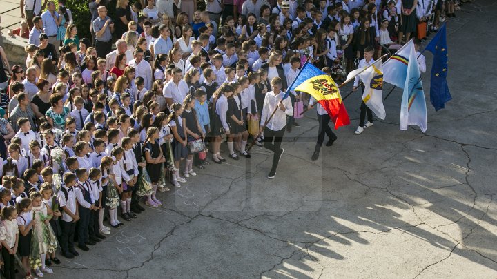 Început de an şcolar cu flori şi zâmbete! Copiii care au păşit pentru prima dată pragul şcolii au avut EMOŢII DE NEDESCRIS (FOTOREPORT)