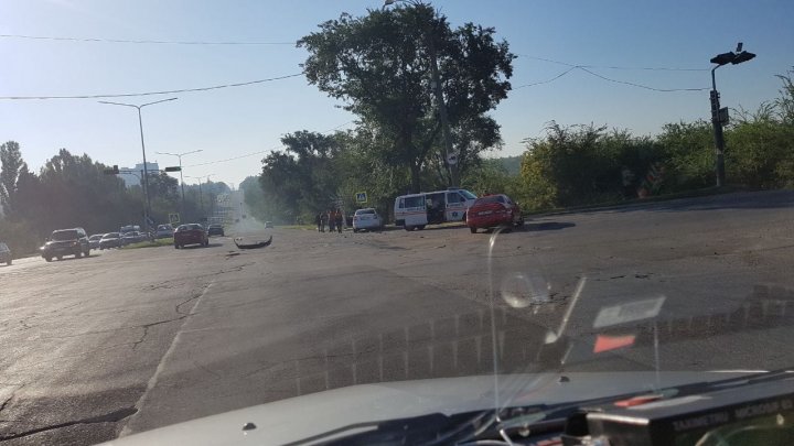 GRAV ACCIDENT la ieşirea din Capitală. Ambulanţa a intervenit de urgenţă (FOTO)