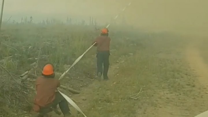 SCENĂ TERIFIANTĂ în Canada. Momentul în care mai mulți pompieri se luptă cu o tornadă de foc (VIDEO)