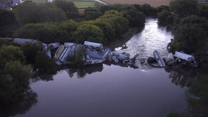 Un tren marfar a căzut într-un râu din Iowa, după ce podul de cale ferată pe care trecea s-a prăbușit