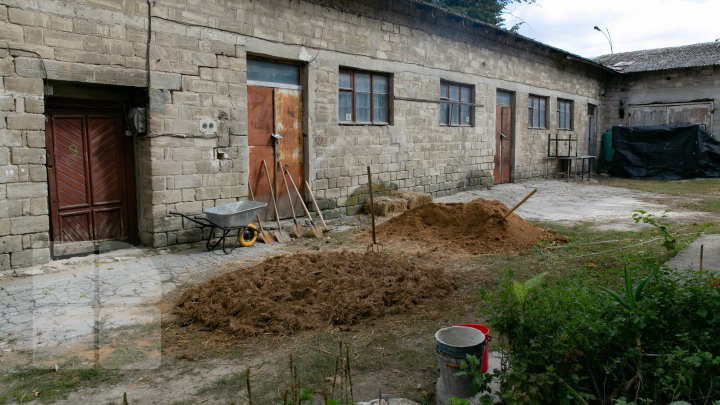 CA PE VREMURI! Elevi şi meşteri populari au organizat o clacă în curtea Muzeului de Etnografie şi Istorie Naturală (FOTO)