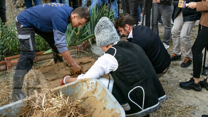 CA PE VREMURI! Elevi şi meşteri populari au organizat o clacă în curtea Muzeului de Etnografie şi Istorie Naturală (FOTO)