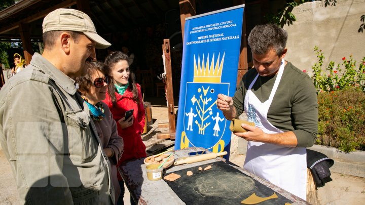 CA PE VREMURI! Elevi şi meşteri populari au organizat o clacă în curtea Muzeului de Etnografie şi Istorie Naturală (FOTO)