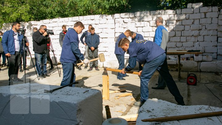 CA PE VREMURI! Elevi şi meşteri populari au organizat o clacă în curtea Muzeului de Etnografie şi Istorie Naturală (FOTO)