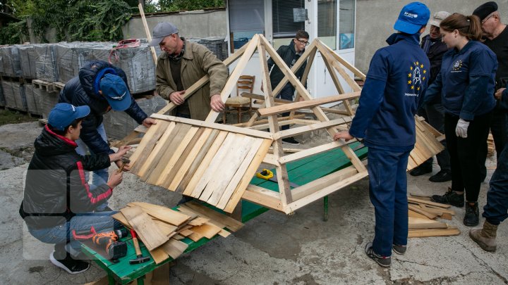 CA PE VREMURI! Elevi şi meşteri populari au organizat o clacă în curtea Muzeului de Etnografie şi Istorie Naturală (FOTO)