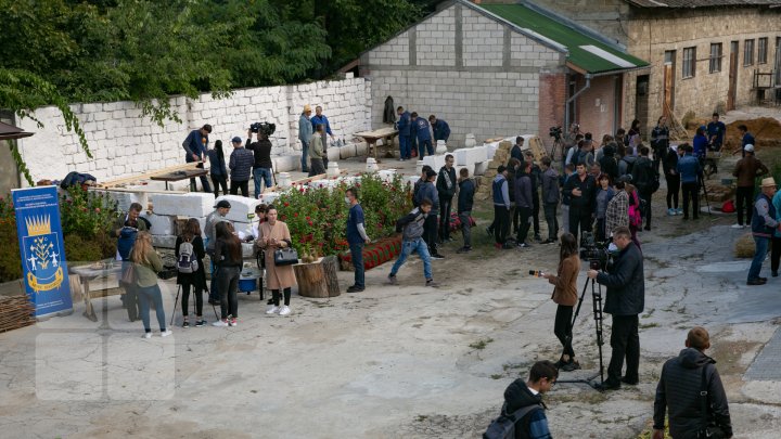 CA PE VREMURI! Elevi şi meşteri populari au organizat o clacă în curtea Muzeului de Etnografie şi Istorie Naturală (FOTO)