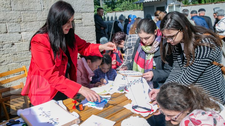 CA PE VREMURI! Elevi şi meşteri populari au organizat o clacă în curtea Muzeului de Etnografie şi Istorie Naturală (FOTO)