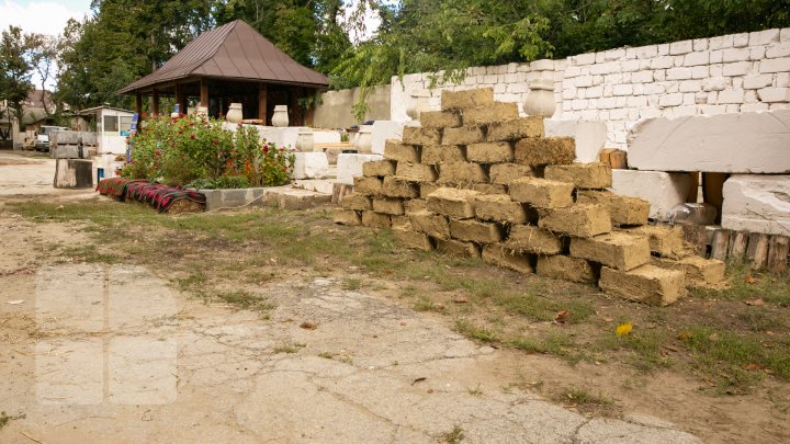 CA PE VREMURI! Elevi şi meşteri populari au organizat o clacă în curtea Muzeului de Etnografie şi Istorie Naturală (FOTO)