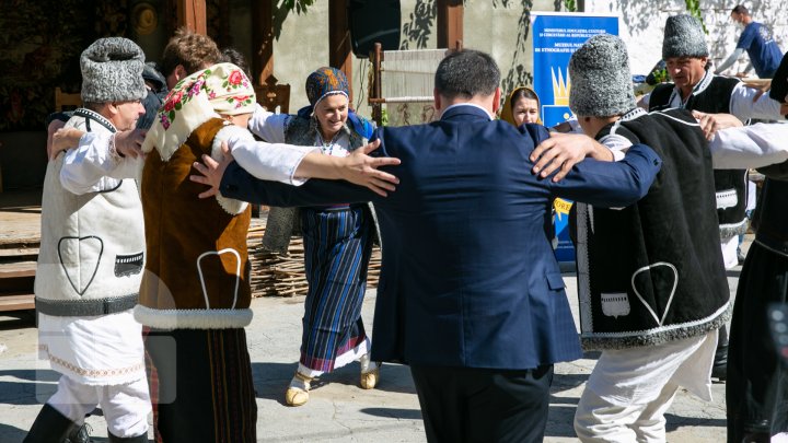 CA PE VREMURI! Elevi şi meşteri populari au organizat o clacă în curtea Muzeului de Etnografie şi Istorie Naturală (FOTO)