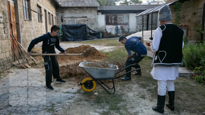 CA PE VREMURI! Elevi şi meşteri populari au organizat o clacă în curtea Muzeului de Etnografie şi Istorie Naturală (FOTO)