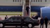 Donald Trump, ținta glumelor. Momentul în care președintele SUA a fost surprins cum intra în avion cu o hârtie lipită de talpă (FOTO)