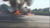 Un pilot A SUPRAVIEŢUIT CA PRIN MINUNE după ce avionul pe care îl pilota s-a prăbuşit şi a luat foc pe autostradă 
