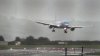 Aterizare dramatică pentru un avion cu 200 de oameni la bord în Marea Britanie. Pilotul, nevoit să facă o manevră spectaculoasă (VIDEO) 