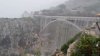 (IMAGINI SPECTACULOASE) Ploile masive din sudul Italiei au transformat un pod rutier într-o cascadă uriașă (VIDEO)