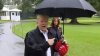 Donald Trump nu împarte umbrela cu nimeni. Preşedintele şi-a lăsat soţia în ploaie (VIDEO)
