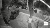 NESIMȚIRE FĂRĂ MARGINI! Momentul în care mai mulți tineri din Capitală vandalizează o mașină și un semn de circulație (VIDEO)