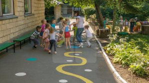 PEDEPSE CRUNTE la o grădiniţă din Rusia. Micuţii poznaşi erau înţepaţi cu ace de birotică