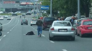 O femeie a fost lovită în plin de un automobil pe bulevardul Constantin Negruzzi (FOTO/VIDEO)