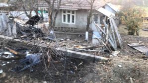 S-au pornit la un suc, dar au ajuns într-o grădină. Doi tineri au zburat cu maşina peste o casă 