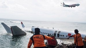 CATASTROFA AVIATICĂ din Indonezia: Salvatorii au reluat căutările. 26 de saci cu bucăți de corpuri omenești, recuperate