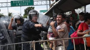 Caravana migranților: Pe podul de frontieră care leagă Guatemala de Mexic AU AVUT LOC COICNIRI (VIDEO)