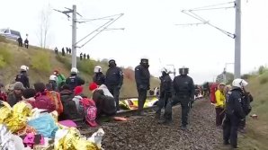 Cum intervine poliția germană când activiștii blochează o cale ferată (VIDEO)