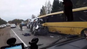 ACCIDENT FATAL ÎN RUSIA. Cel puțin 13 morți, după ce un maxi-taxi s-a ciocnit cu un autobuz de linie