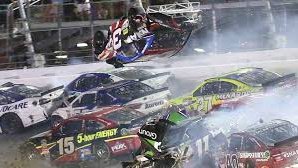 Situaţie mai rar întâlnită într-o cursă de NASCAR: Johnson şi Trux, implicaţi într-un accident