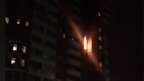 INCENDIU PUTERNIC în Sankt Petersburg. Patru etaje a unui bloc de locuit au fost cuprinse de flăcări. Un bebeluș, la spital