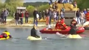 PUBLIKA WORLD: Mai mulți localnici dintr-un orășel din Germania s-au întrecut într-o competiței pe bărci făcute din dovleci 