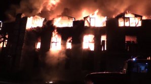 Un incendiu de proporţii a făcut scrum un magazin de mobilă din Irkutsk (VIDEO)