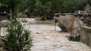 Cel puţin 12 persoane şi-au pierdut viaţa în urma inundaţiilor din Franţa