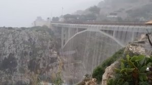 (IMAGINI SPECTACULOASE) Ploile masive din sudul Italiei au transformat un pod rutier într-o cascadă uriașă (VIDEO)