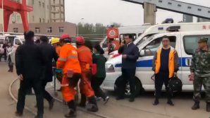 Doi dintre minerii din China rămaşi blocaţi în urma unei explozii au fost scoşi morţi din subteran