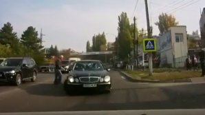Un pieton, cât pe ce să fie spulberat de o maşină pe o trecere de pietoni din sectorul Ciocana al Capitalei (VIDEO)