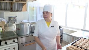 O VIAȚĂ ÎN BUCĂTĂRIE: Lidia Botnari este bucătar la grădiniță de 32 de ani