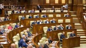 CÂT NE COSTĂ UN DEPUTAT? Parlamentarii mai primesc compensații pentru transport și închirierea spațiului locativ