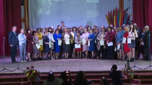 Flori, diplome şi urări de bine. Dascălii din Străşeni au marcat ziua lor profesională