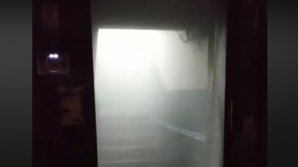 Cascadă la intrarea unui bloc de locuit din Capitală. Apa a blocat accesul locuitorilor (VIDEO)