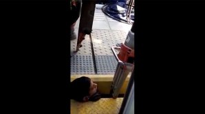 IMAGINI ŞOCANTE. Un tânăr a rămas cu capul blocat între peron și tren