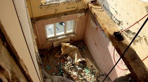 TABLOU SUMBRU la blocul afectat de explozie. Salvatorii continuă lucrările, iar sinistrații privesc disperaţi la casele ruinate (IMAGINI JALNICE) 