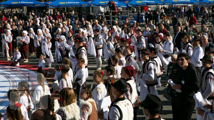 Chişinăul a îmbrăcat straie de sărbătoare. Muzică, dans şi bucate tradiționale de Ziua Oraşului (FOTOREPORT)